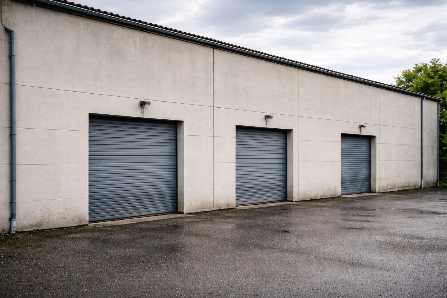 Toiture industrielle propre après nettoyage aérien par drone dans le Tarn
